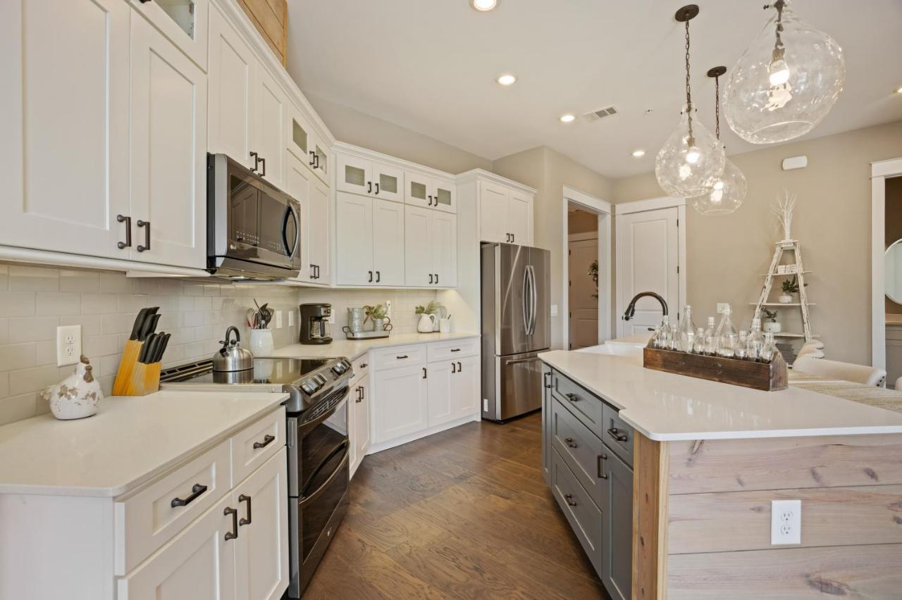 Beautiful Downtown Condo - Balcony - Amazing City Views - Loaded Kitchen - Stainless Steel Appliances - Board Games & More Blue Ridge Exterior photo